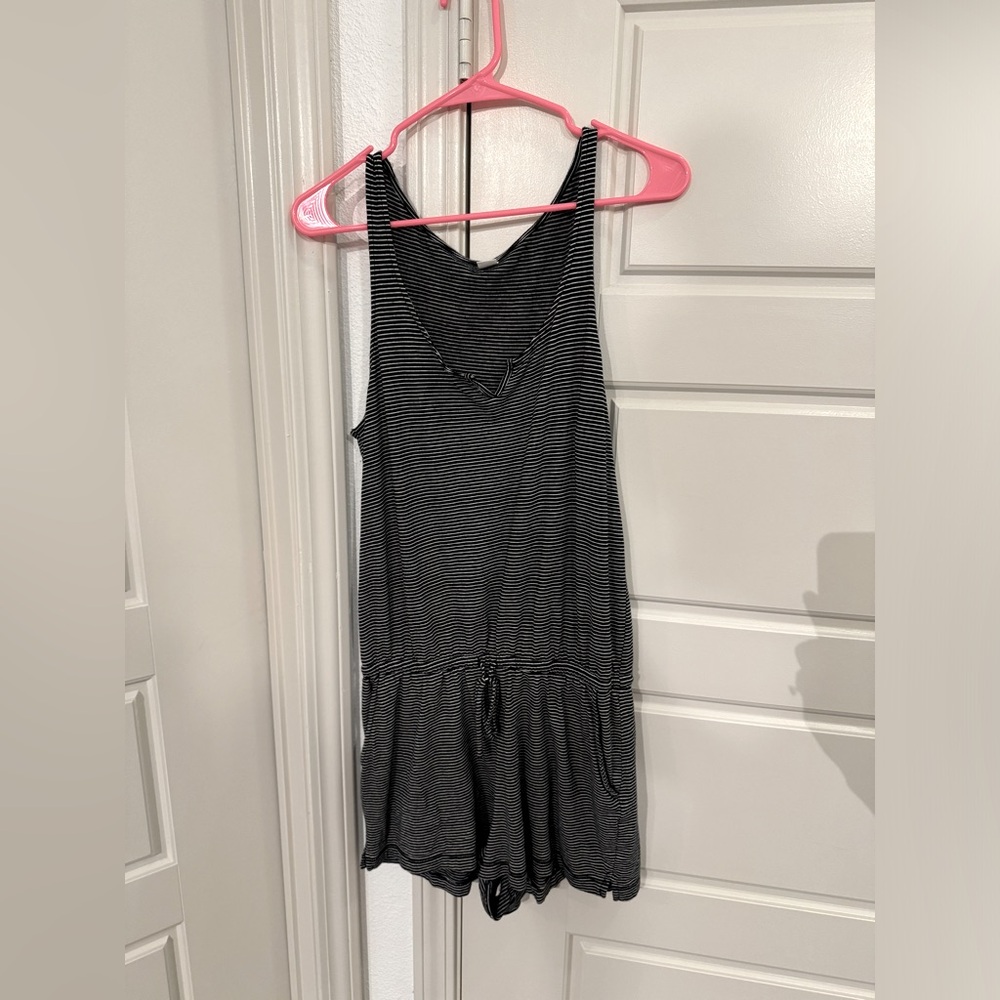 Women’s striped romper Old Navy M comfortable